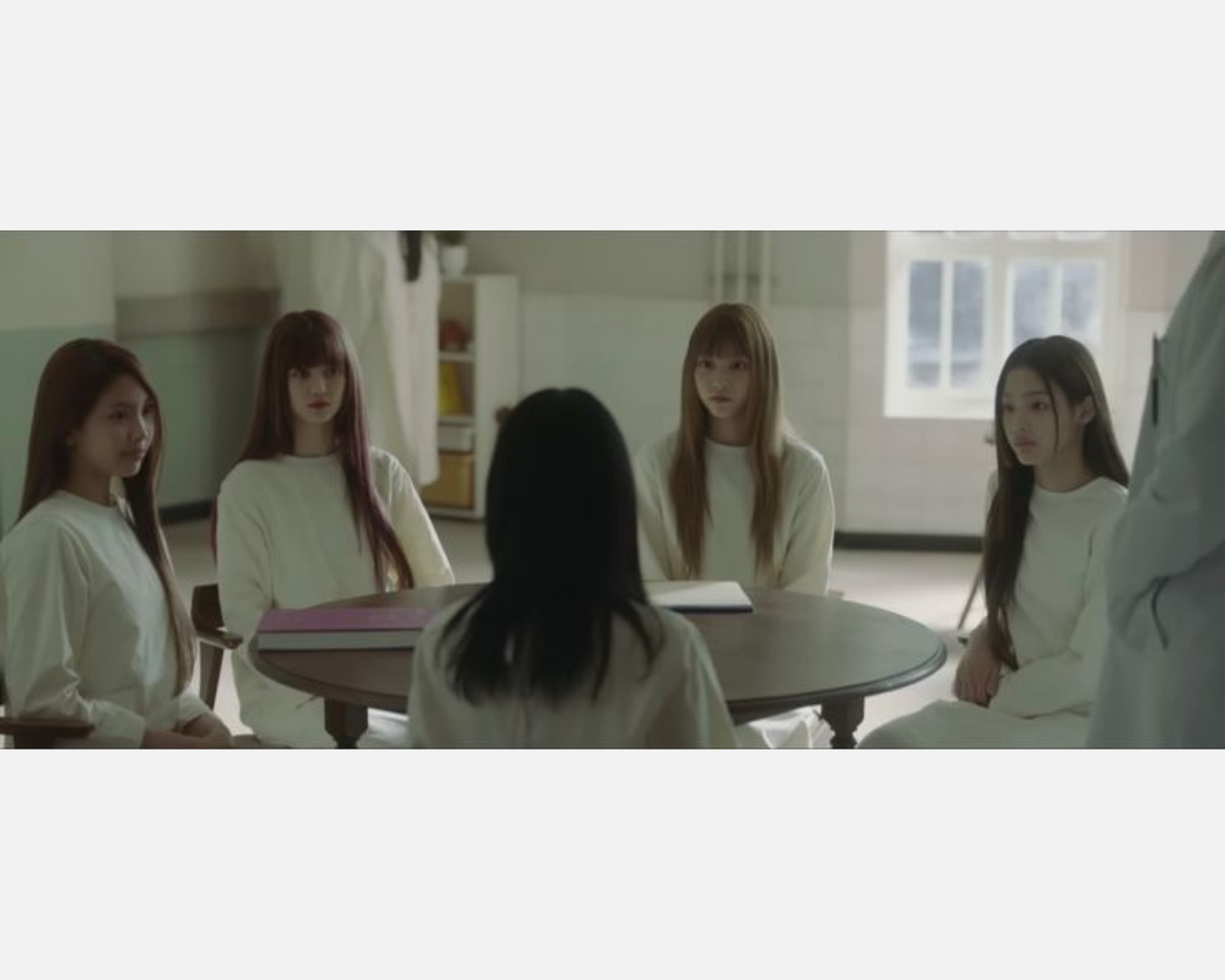 Belajar Tentang Gangguan Mental dari Video Musik NewJeans 'OMG'